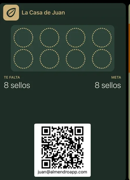Tarjeta de sellos de Almendro abierta en el wallet de un iPhone, con 8 sellos por llenar y el QR